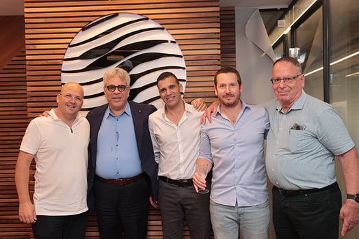 מימין לשמאל: אבי פינס סמנכ״ל בתדיראן, רועי קינן מנהל תחום אגירה באנרג׳יקס, רן עבודי מנכ״ל אביאם טנסור, משה ממרוד מנכ״ל ובעלים של תדיראן ואסי לוינגר מנכ״ל אנרג׳יקס, צילום: טל כהן